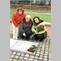 036-1012 In Kopenhagen am Grab der kleinen Schwester.jpg